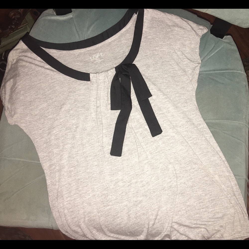 Loft Petites SP. Gray shirt w/black bow detail.